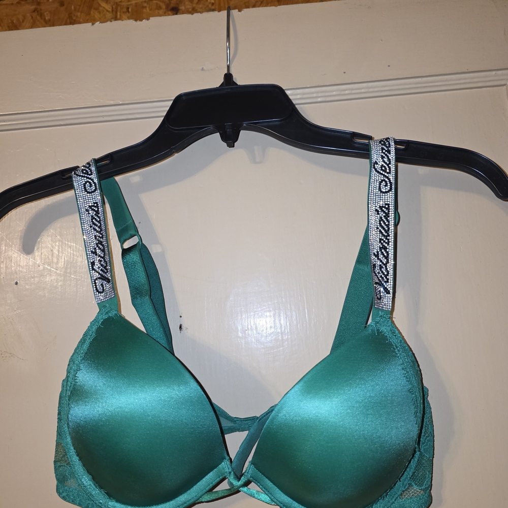 Victoria's Secret Shiny Strap Bombshell Bra!